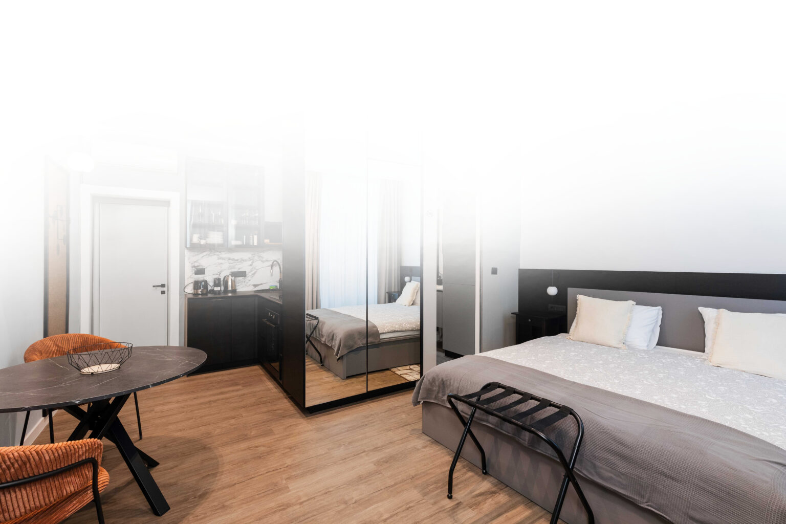 Svijetao interijer apartmana Sir John’s s bračnim krevetom